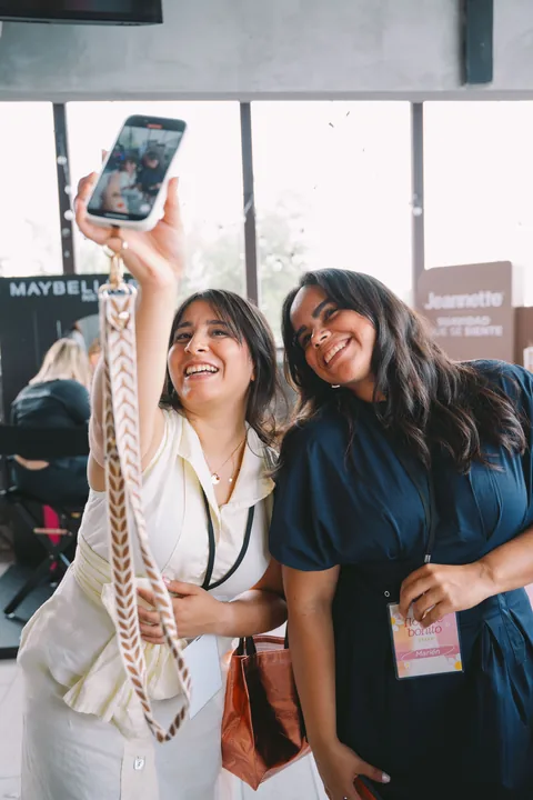 Invitadas sonriendo en una activación de marca