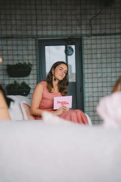 Invitada participando en una conversación