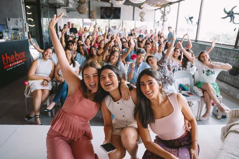 Grupo celebrando frente a una cámara