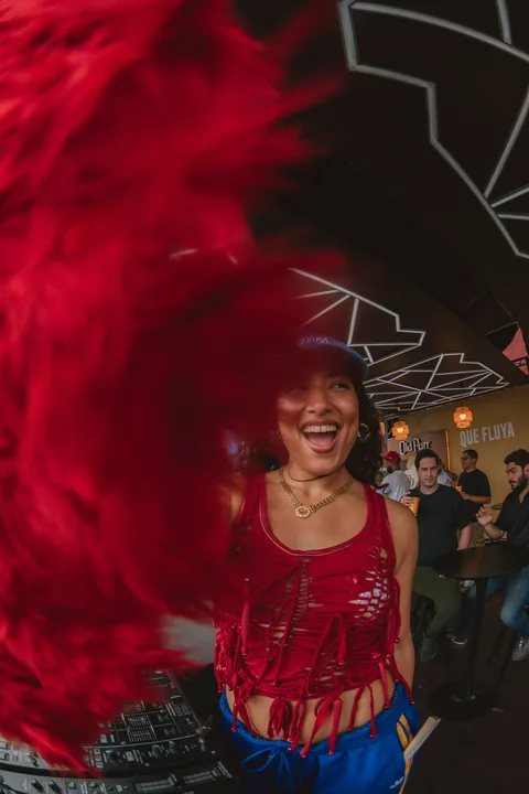 Invitada bailando entre luces rojas
