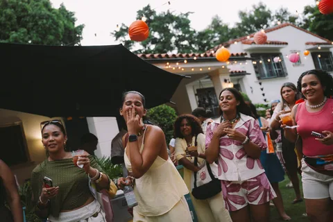Amigas celebrando en un evento de día