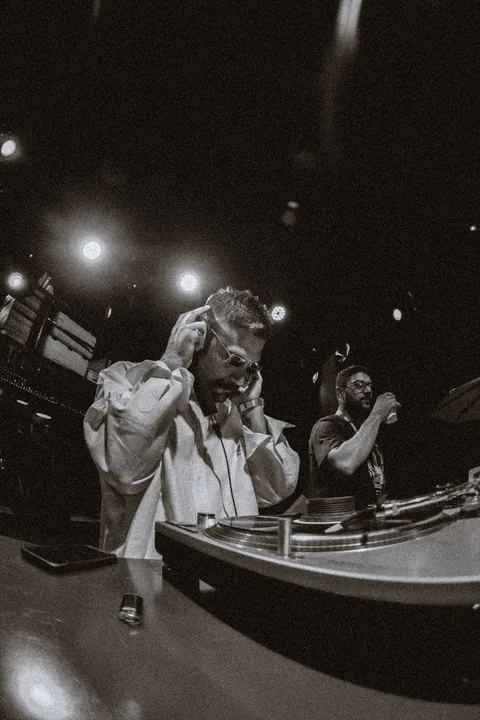 DJ actuando en un evento, en blanco y negro