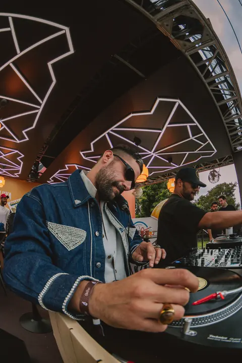 DJ tocando durante un evento nocturno