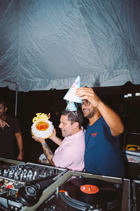 Celebración de cumpleaños junto a una cabina de DJ