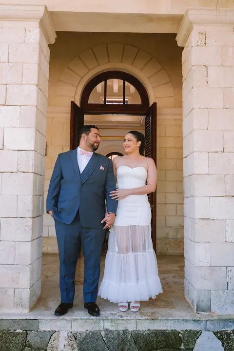 Pareja frente a una entrada de piedra