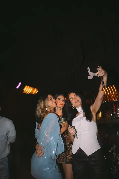 Amigas tomándose una fotografía durante una fiesta