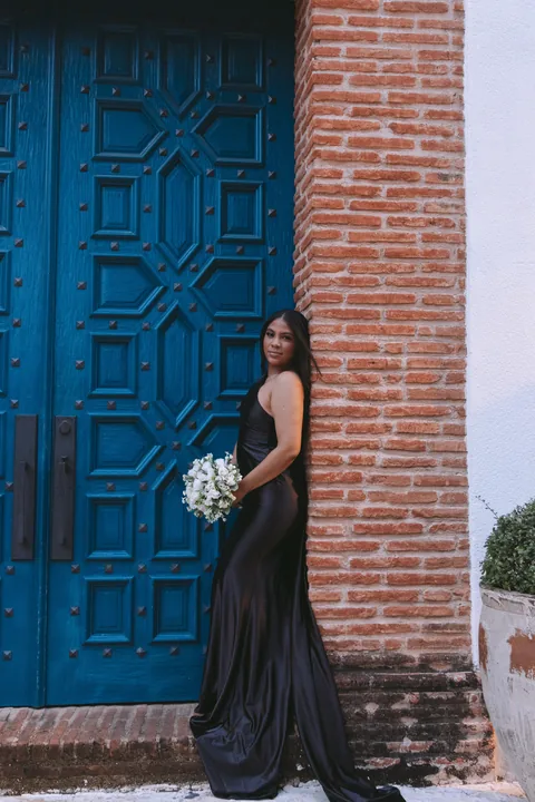Novia frente a una puerta azul intensa