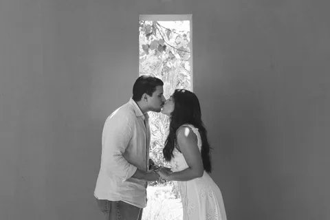Pareja bajo el velo en blanco y negro