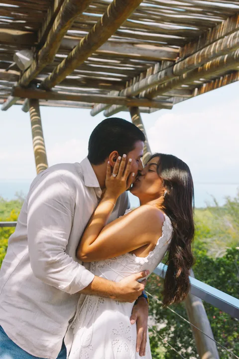 Pareja compartiendo un beso de cerca