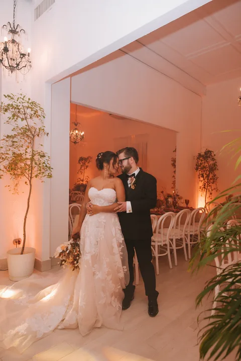Pareja bailando durante la recepción