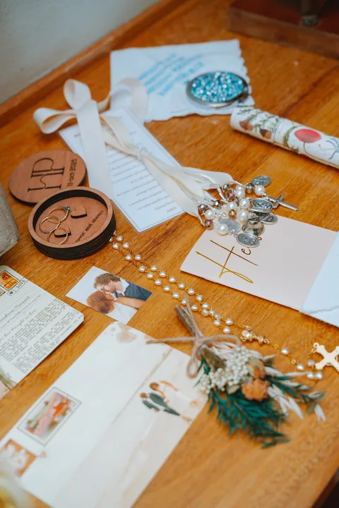 Papelería y detalles preparados para una boda