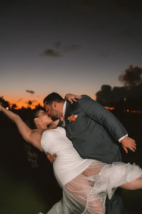 Pareja besándose al atardecer