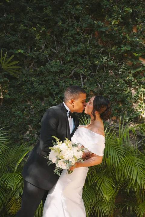 Pareja besándose entre vegetación