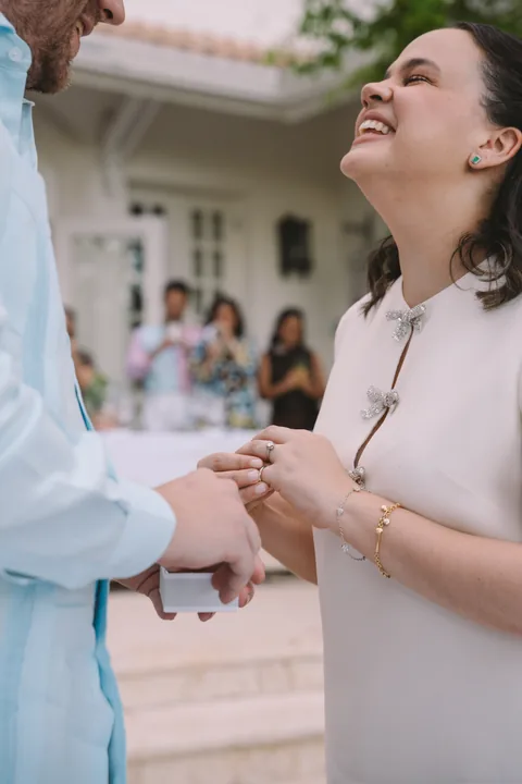 Intercambio de anillos durante una boda