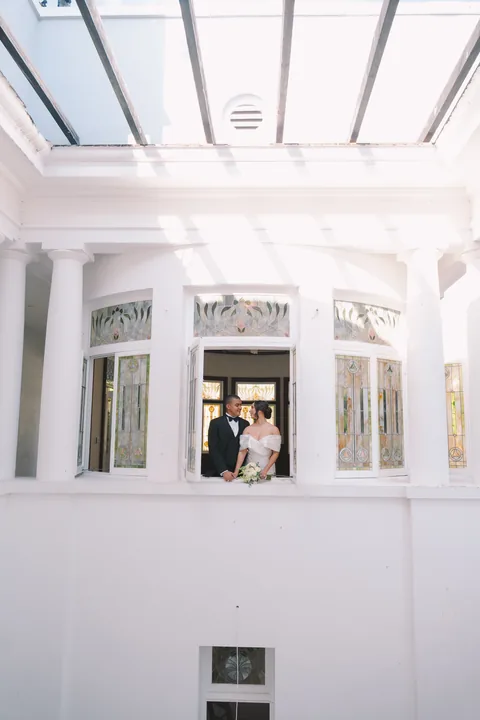 Pareja vista a través de una ventana